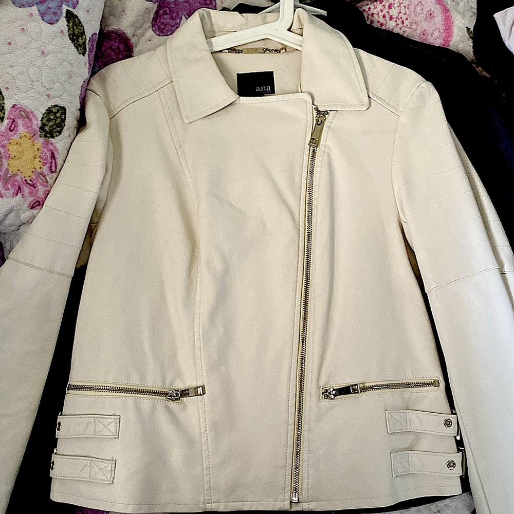 In great condition! Perfect for a night out and great for chilly weather!
